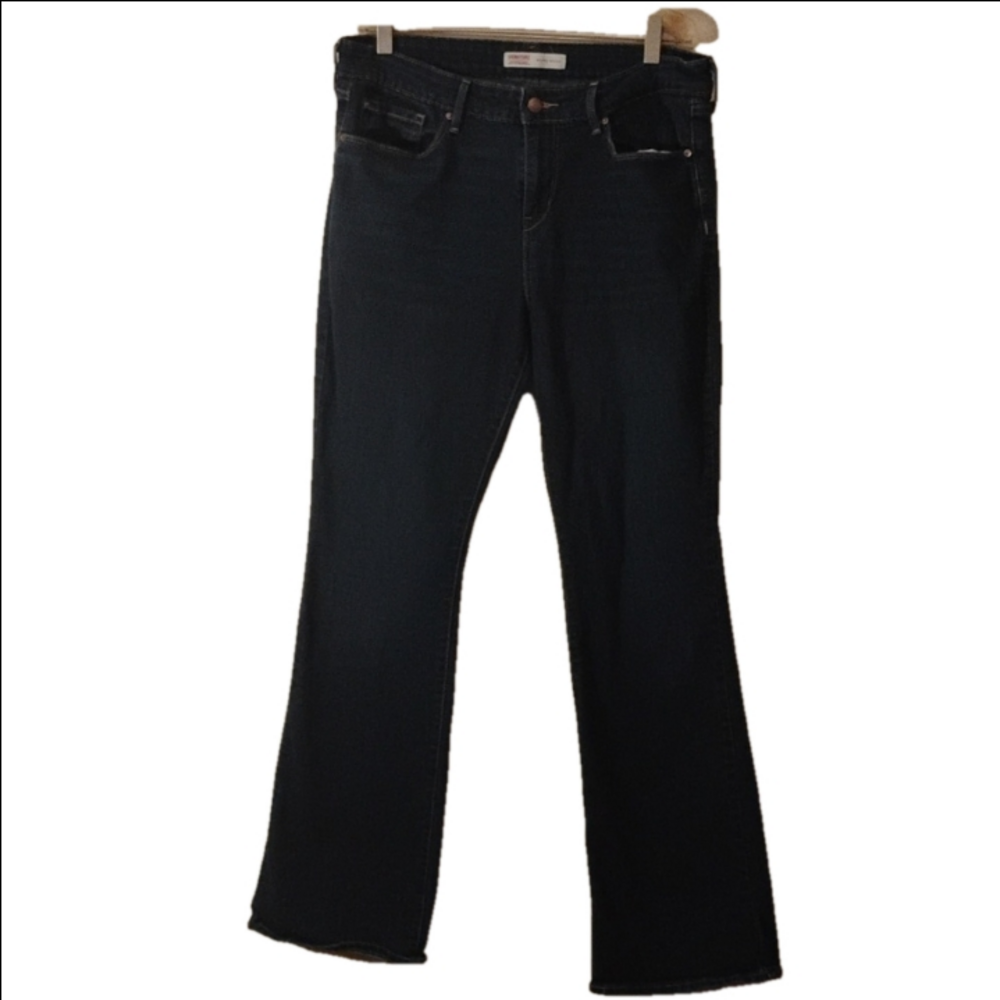 Levi Signature mid rise boot cut darkwash jeans. Size 12. Comfy and flattering.